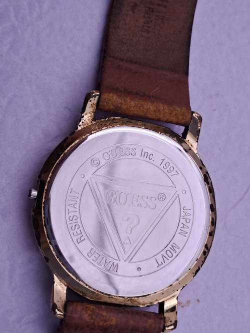 Pre-Owned Guess watch (working but HAS NO GROWN)