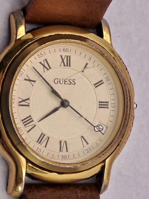 Pre-Owned Guess watch (working but HAS NO GROWN)