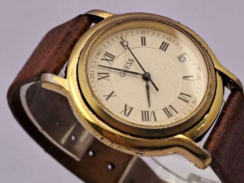 Pre-Owned Guess watch (working but HAS NO GROWN)
