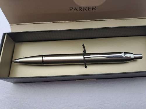 Pre-0wned Parker Ballpoint pen in box (ink is dry) Great Condition