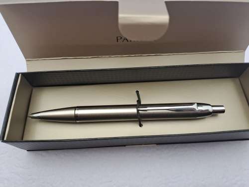 Pre-0wned Parker Ballpoint pen in box (ink is dry) Great Condition