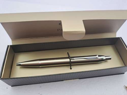 Pre-0wned Parker Ballpoint pen in box (ink is dry) Great Condition