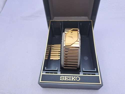 Vintage Seiko Ladies Quartz watch -WORKING- in Box - extra links for the strap