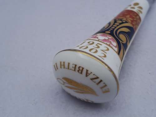 Royal Worcester 1952-2002 Queen Elizabeth II Golden Jubilee Fine bone China Knife-Sheffield England
