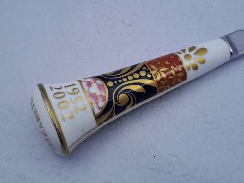 Royal Worcester 1952-2002 Queen Elizabeth II Golden Jubilee Fine bone China Knife-Sheffield England