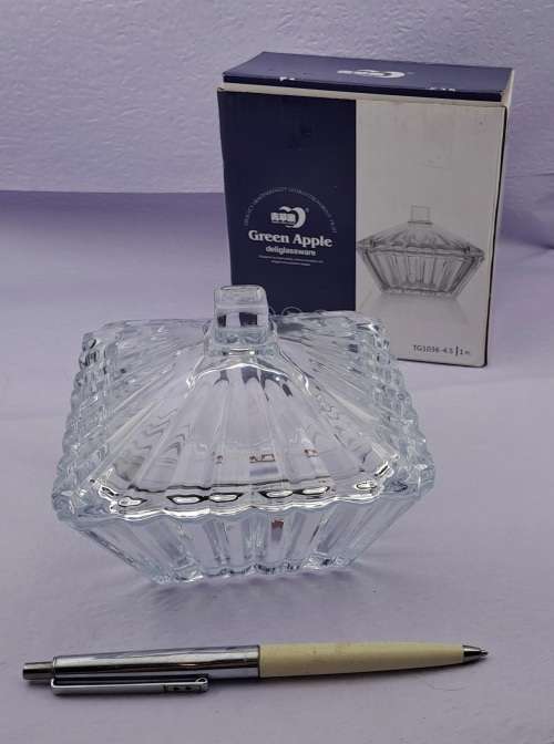 Unused Green Apple deli glassware Trinket box -still in Box 90x12x12cm