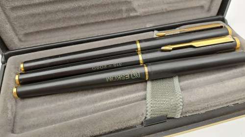 Pre-owned 3 Vintage Black and Gold Parkers Fountain Pen, 2 x Rollerballs Branded in Case