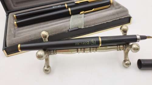 Pre-owned 3 Vintage Black and Gold Parkers Fountain Pen, 2 x Rollerballs Branded in Case