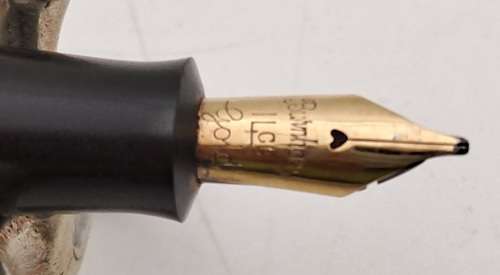 Collectable Pre-Owned 1940`s BURNHAM red Marble Fountain Pen 14kt Gold Nib -England (No Ink Sac)