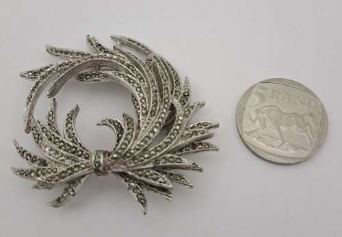 Large Vintage White metal Brooch 5,5cm x 5,8cm