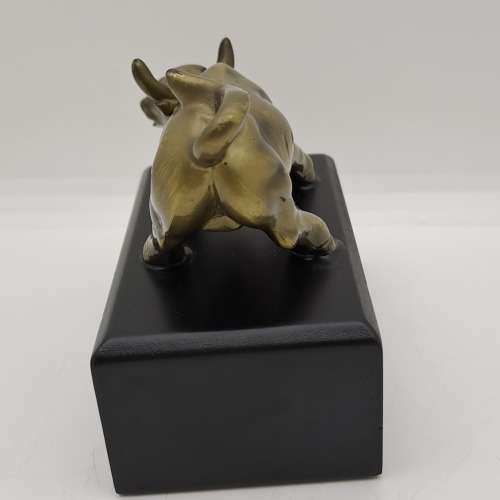Wall Steet Bull -Sculpture / Figurine- 5,7cm x 9cm x 5,4cm