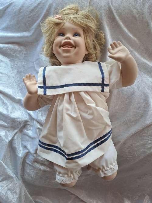 ` Tippy ` Porcelain Doll- a Cindy Marschner Reproduction 1991 -52cm x 32cm