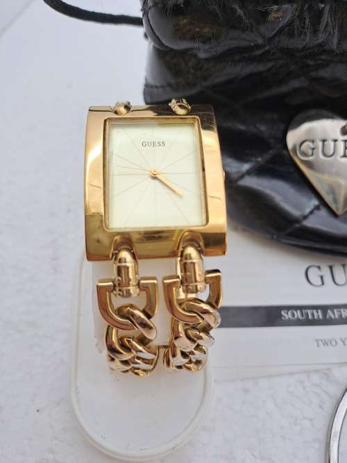 Pre-Owned Unused Ladies Guess watch plus Guess large Keyring with Heart Pendants in Guess Bag.