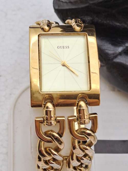 Pre-Owned Unused Ladies Guess watch plus Guess large Keyring with Heart Pendants in Guess Bag.
