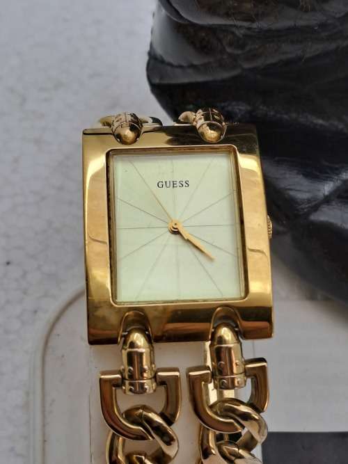 Pre-Owned Unused Ladies Guess watch plus Guess large Keyring with Heart Pendants in Guess Bag.