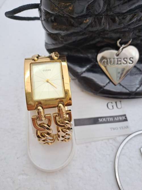 Pre-Owned Unused Ladies Guess watch plus Guess large Keyring with Heart Pendants in Guess Bag.