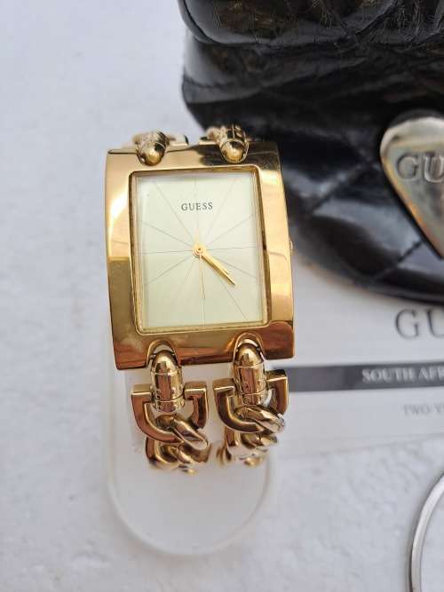 Pre-Owned Unused Ladies Guess watch plus Guess large Keyring with Heart Pendants in Guess Bag.
