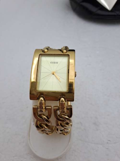 Pre-Owned Unused Ladies Guess watch plus Guess large Keyring with Heart Pendants in Guess Bag.