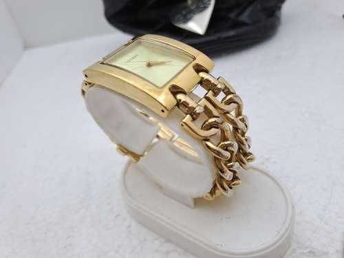 Pre-Owned Unused Ladies Guess watch plus Guess large Keyring with Heart Pendants in Guess Bag.