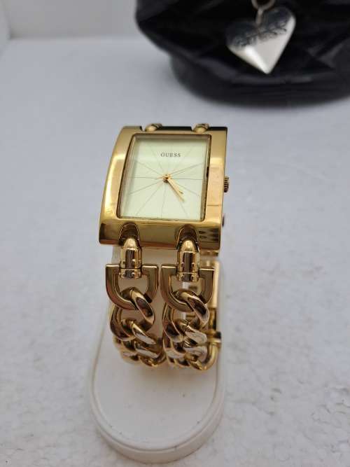 Pre-Owned Unused Ladies Guess watch plus Guess large Keyring with Heart Pendants in Guess Bag.