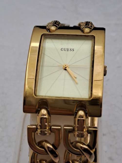 Pre-Owned Unused Ladies Guess watch plus Guess large Keyring with Heart Pendants in Guess Bag.