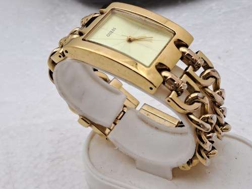 Pre-Owned Unused Ladies Guess watch plus Guess large Keyring with Heart Pendants in Guess Bag.