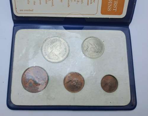 1971 Britain`s First Decimal Coin set in Blue Wallet