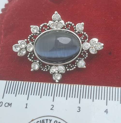 Vintage brooch 37mm x 25mm