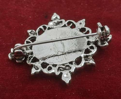 Vintage brooch 37mm x 25mm
