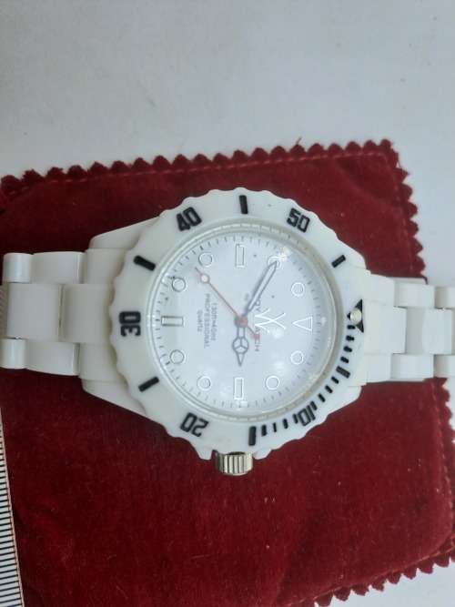 Pre-owned Vintage Fashion Quartz Watch by Toy-Watch Company (Plastic Case-and Strap) WORKING
