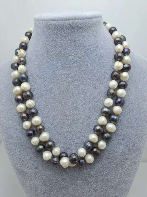Vintage Genuine Pearl Necklace White and Black South Sea Pearls. 1,34 meter in Length.