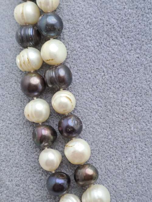 Vintage Genuine Pearl Necklace White and Black South Sea Pearls. 1,34 meter in Length.