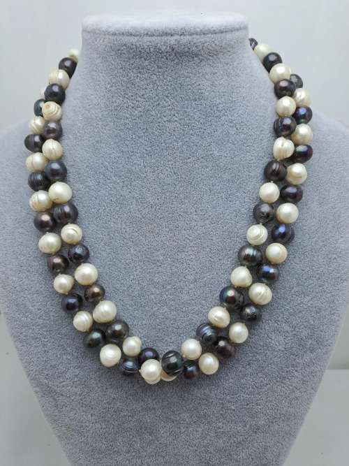 Vintage Genuine Pearl Necklace White and Black South Sea Pearls. 1,34 meter in Length.