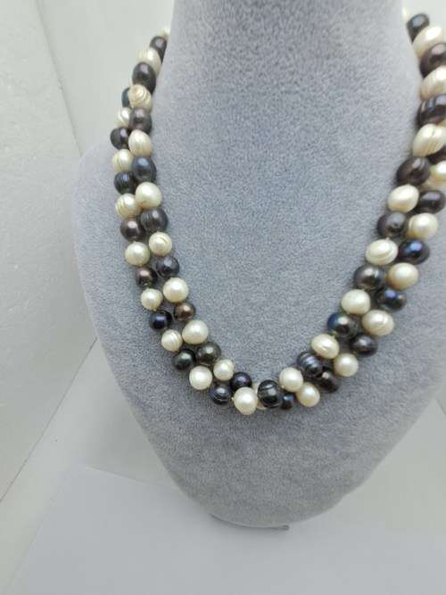 Vintage Genuine Pearl Necklace White and Black South Sea Pearls. 1,34 meter in Length.