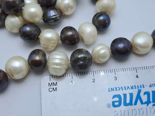 Vintage Genuine Pearl Necklace White and Black South Sea Pearls. 1,34 meter in Length.