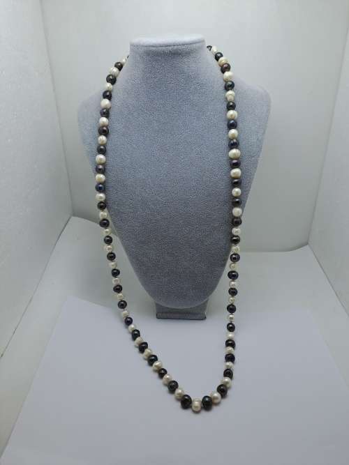 Vintage Genuine Pearl Necklace White and Black South Sea Pearls. 1,34 meter in Length.