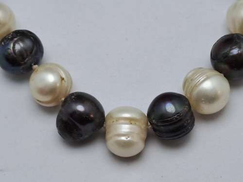 Vintage Genuine Pearl Necklace White and Black South Sea Pearls. 1,34 meter in Length.