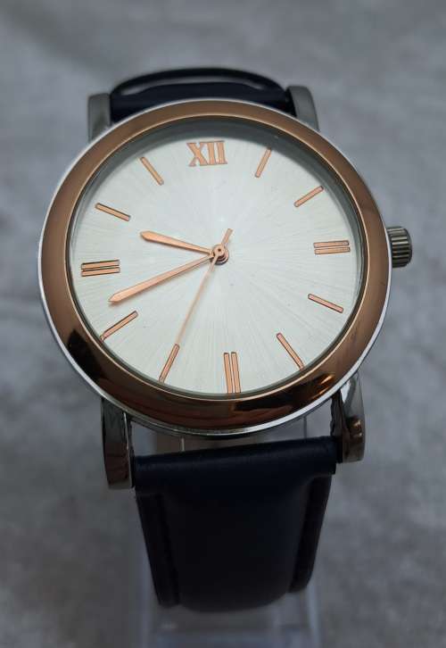Large Face Unused mens Fashion Quartz Watch -No Name - Working