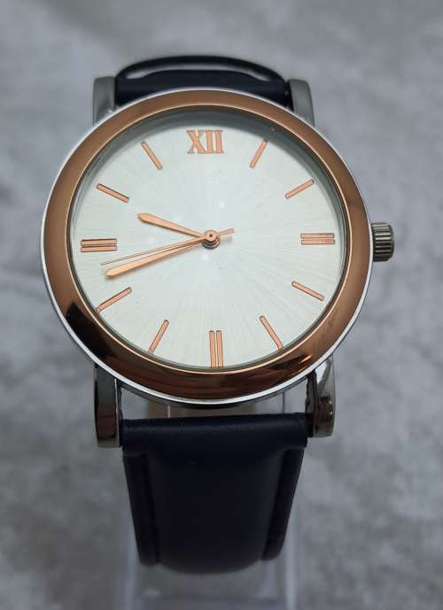 Large Face Unused mens Fashion Quartz Watch -No Name - Working