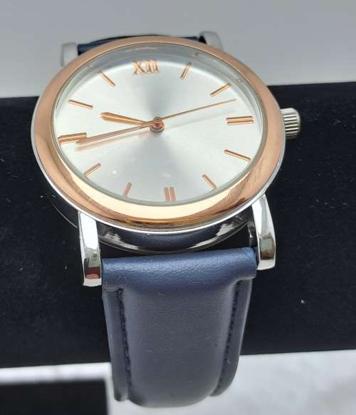 Large Face Unused mens Fashion Quartz Watch -No Name - Working