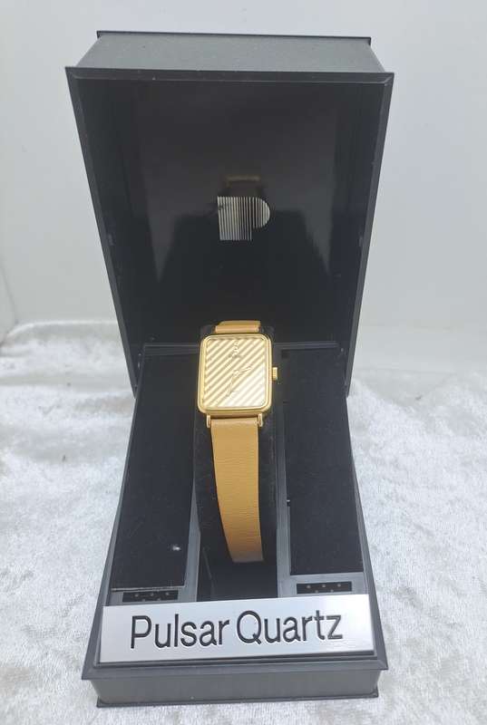 Unused Ladies Pulsar Quartz Watch still in Box -Working