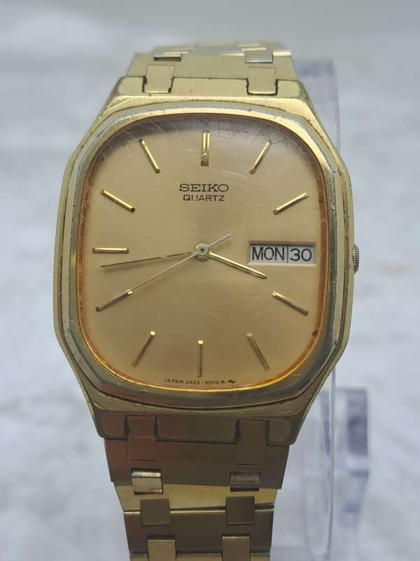 Pre-owned Vintage 1980 Seiko 5933-5010 Mens Quarts watch 010557-Working -strap link need repairs