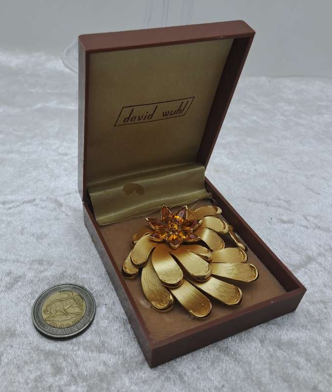 Large Vintage David Wuhl Gold tone Brooch 6cm x 6,5cm