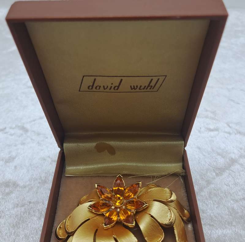 Large Vintage David Wuhl Gold tone Brooch 6cm x 6,5cm