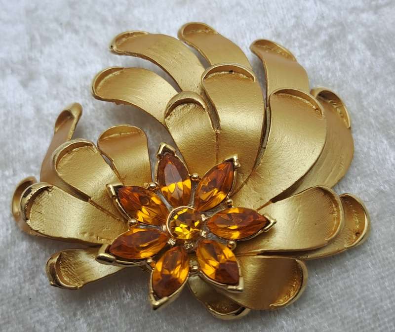 Large Vintage David Wuhl Gold tone Brooch 6cm x 6,5cm