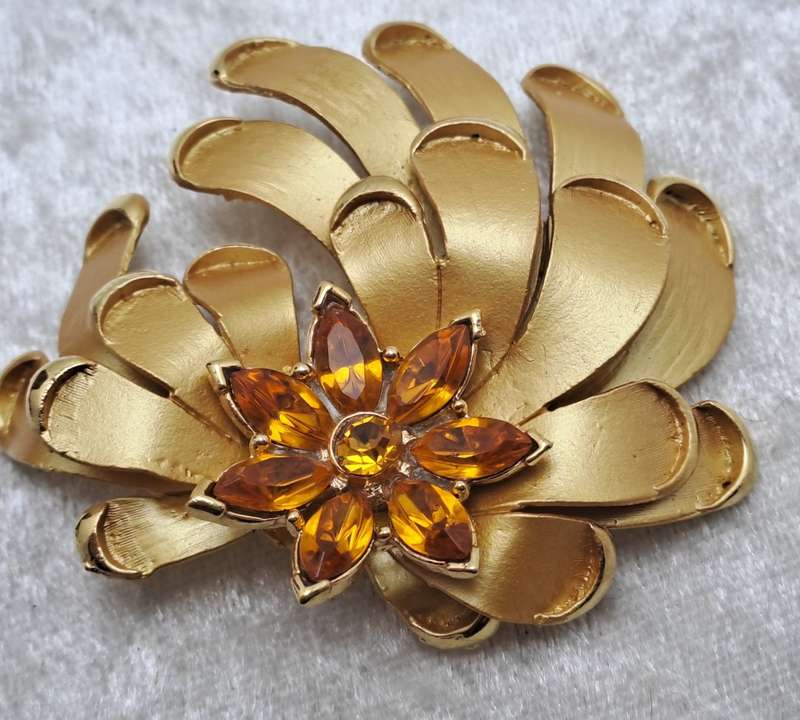 Large Vintage David Wuhl Gold tone Brooch 6cm x 6,5cm