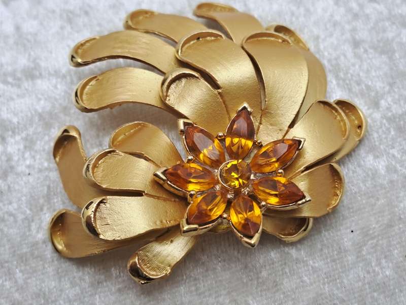 Large Vintage David Wuhl Gold tone Brooch 6cm x 6,5cm