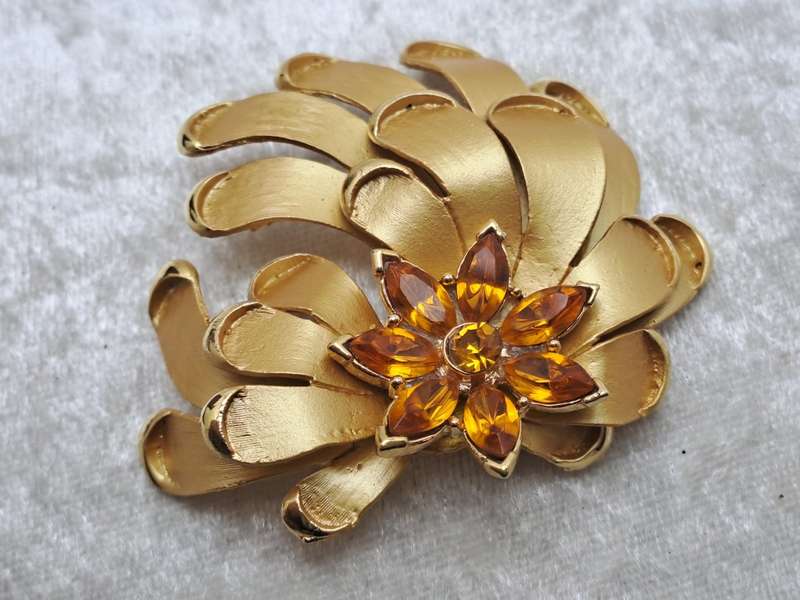 Large Vintage David Wuhl Gold tone Brooch 6cm x 6,5cm