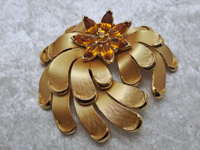 Large Vintage David Wuhl Gold tone Brooch 6cm x 6,5cm