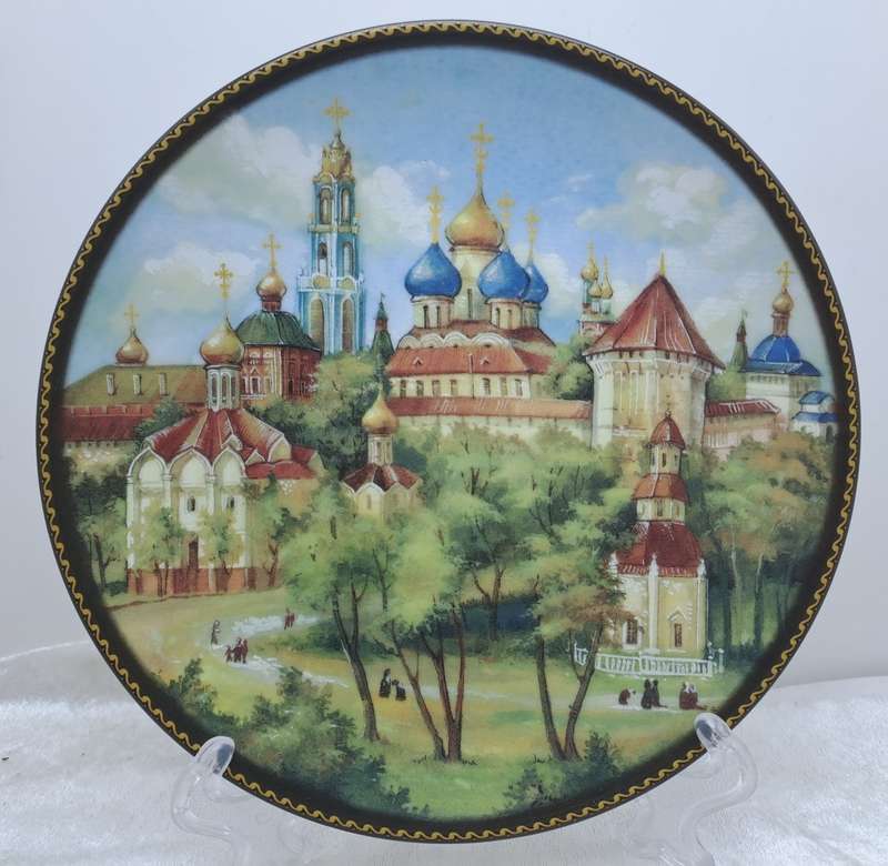 1997 Limited Edition Epic Porcelain Decorative Plate- No 2 of `Temples of Russia` Series -Moscow